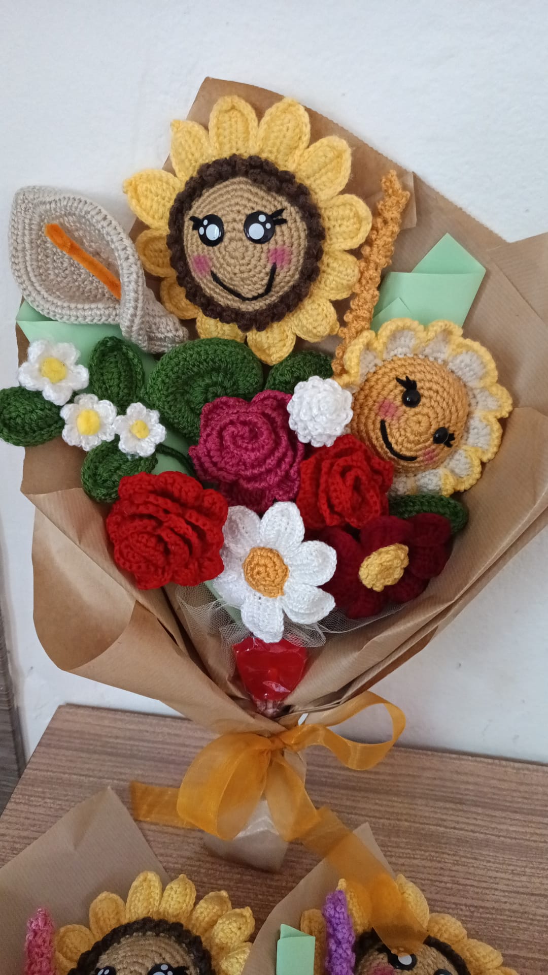 Girasol de crochet con carita sonriente
